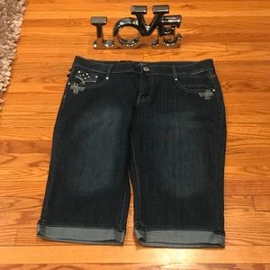 WOMEN’S JEAN KNEE LENGTH SHORTS